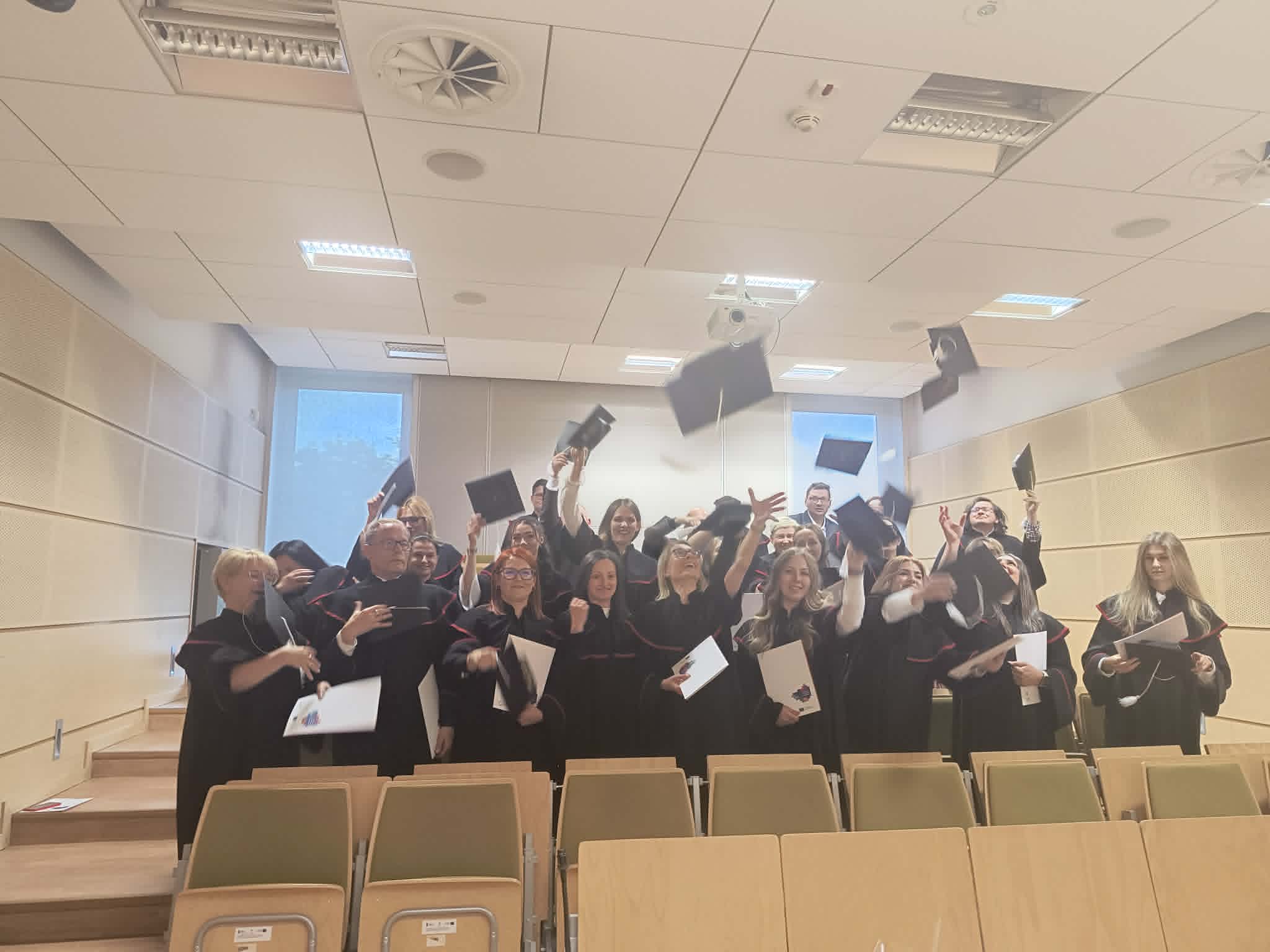 Zakończenie XVI cyklu Studiów Podyplomowych Administracja Publiczna 1 Zakończenie XVI cyklu Studiów Podyplomowych Administracja Publiczna 1
