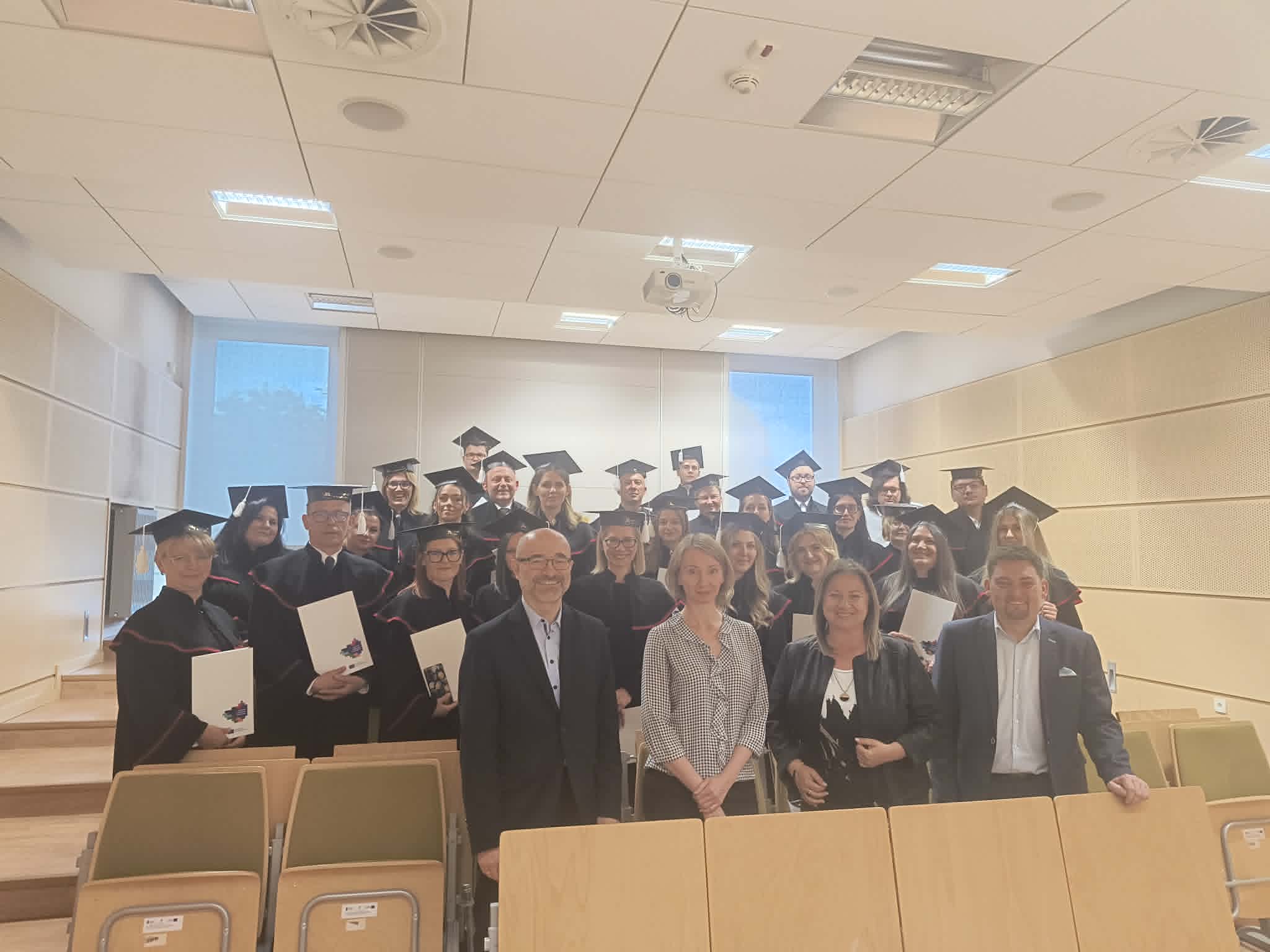 Zakończenie XVI cyklu Studiów Podyplomowych Administracja Publiczna 3 Zakończenie XVI cyklu Studiów Podyplomowych Administracja Publiczna 3